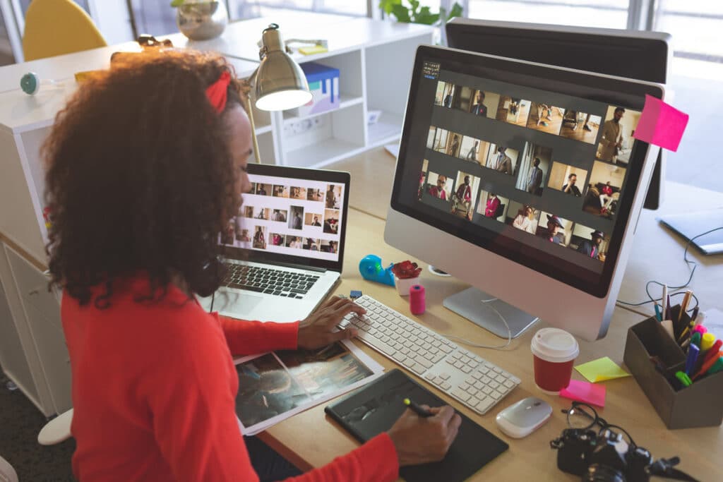 Woman utilizing virtual desktops for work